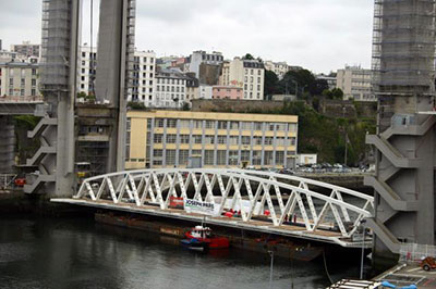 Positionnement du nouveau tablier du Pont de Recouvrance le 22/08/20011